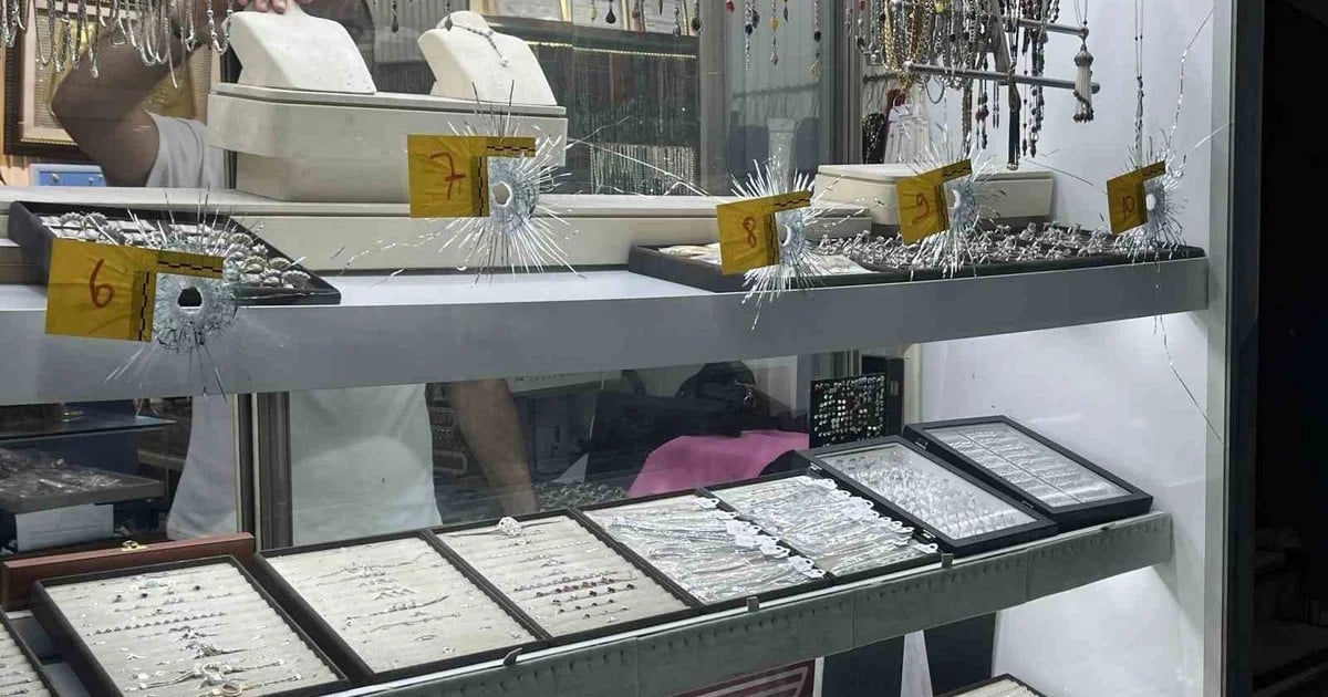 Küçükçekmece'de gümüşçüye ateş açan maskeli şüpheliyi çevredekiler yakaladı
