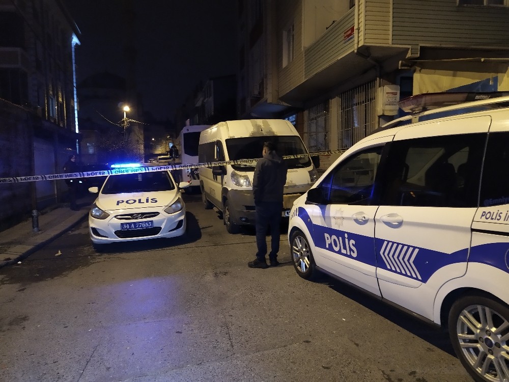 Küçükçekmece’de gürültü yapan gruba müdahale eden polis babasına darp:2 yaralı 