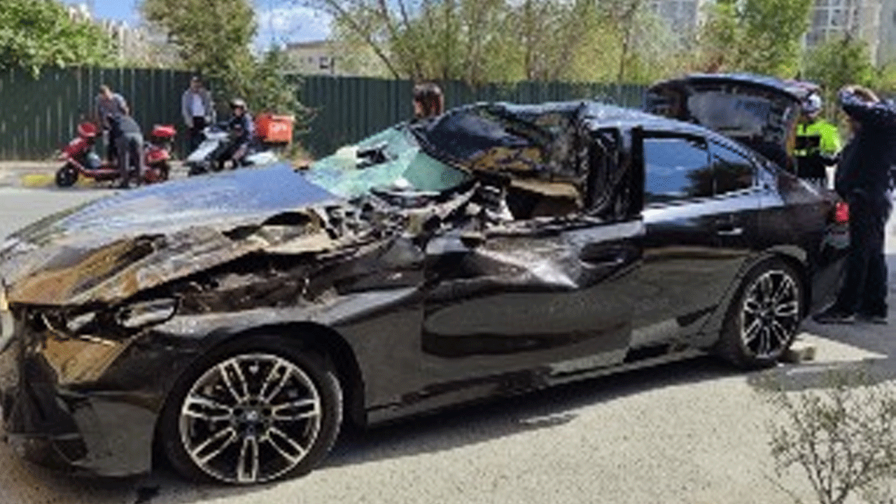 Küçükçekmece'de hızını alamayan lüks araç park halindeki tırın altına girdi!