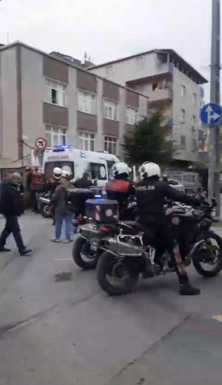 Küçükçekmece'de kahvehanenin önünde silahlı saldırı: 3 yaralı