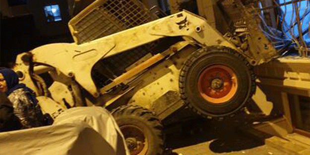 Küçükçekmece'de kaza yapan forklift daireye girdi