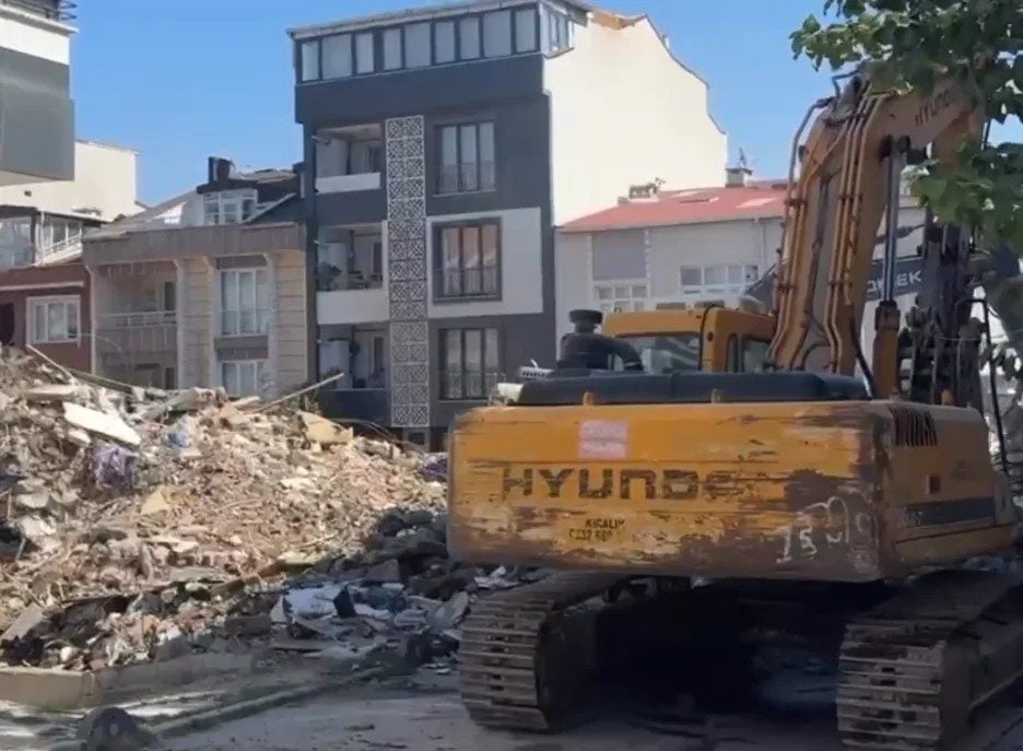 Küçükçekmece'de kentsel dönüşüm yıkımı sırasında bitişikteki 7 katlı bina çöktü