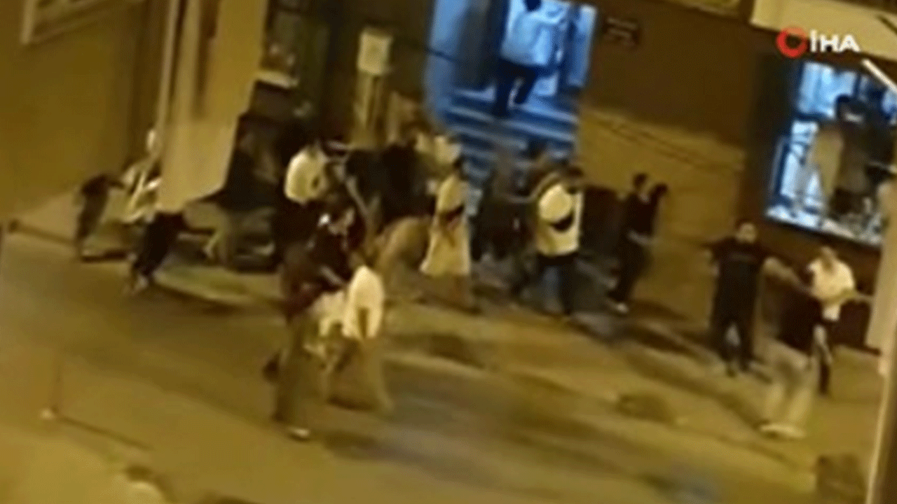 Küçükçekmece'de komşu kavgası kameraya yansıdı!