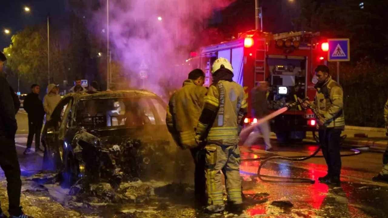 Küçükçekmece’de korku dolu anlar yaşandı! Seyir halindeki araç bir anda alev topuna döndü