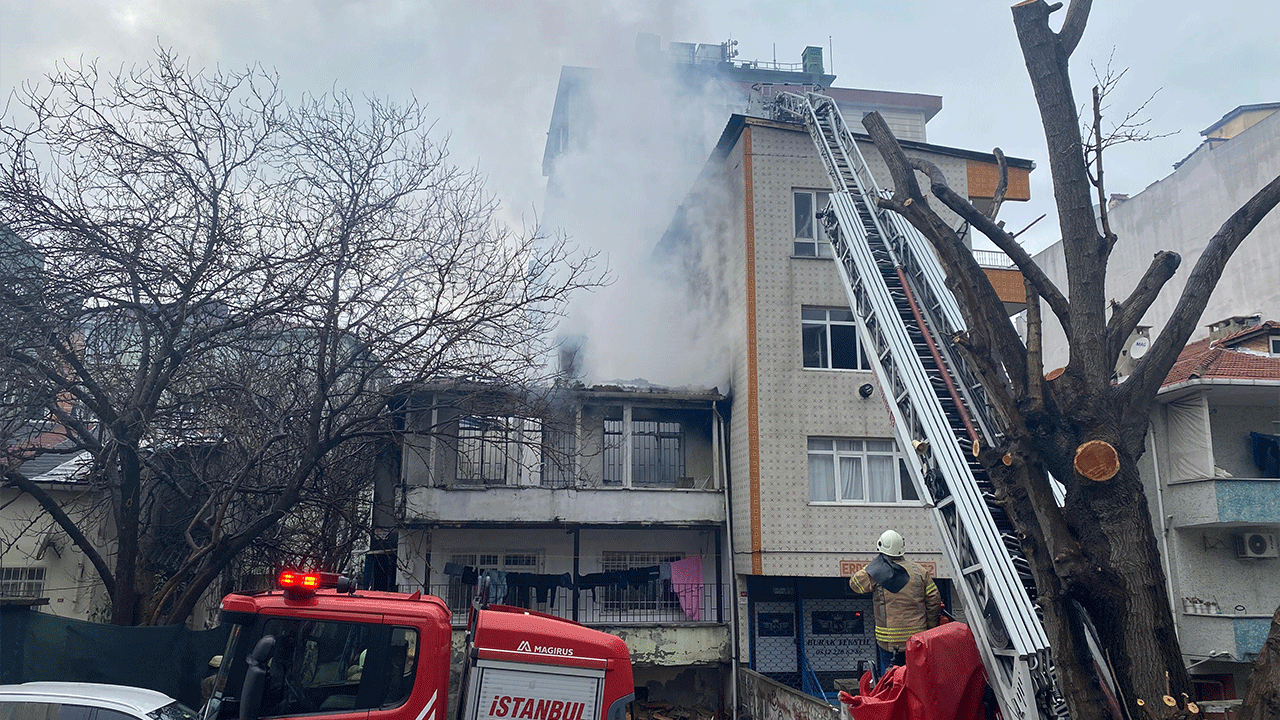 Küçükçekmece'de korkutan yangın! Alevler yan binaya sıçradı