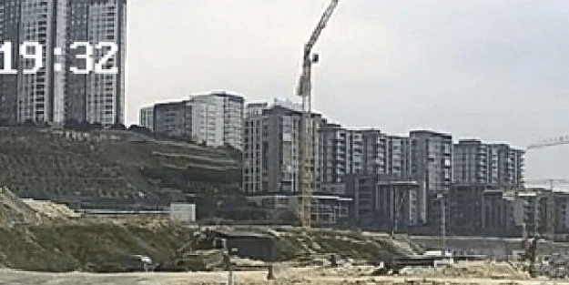 Küçükçekmece'de kule vinç kırıldı; operatör şans eseri kurtuldu