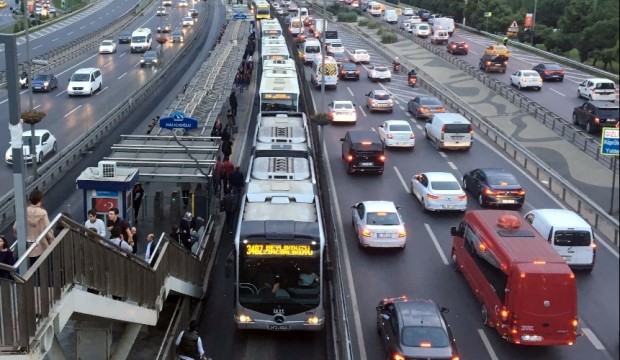 Küçükçekmece'de metrobüs arızası seferleri aksattı