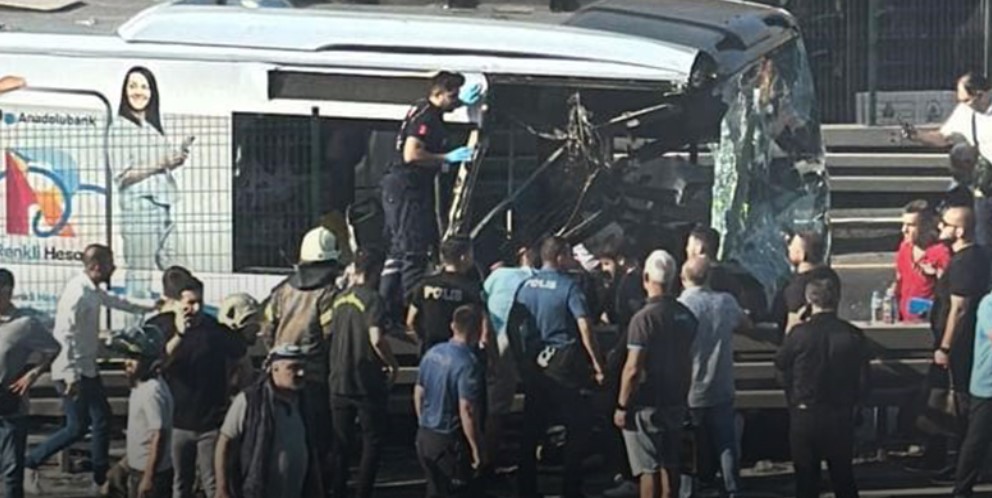 Küçükçekmece'de metrobüs kazası: Yaralılar var!