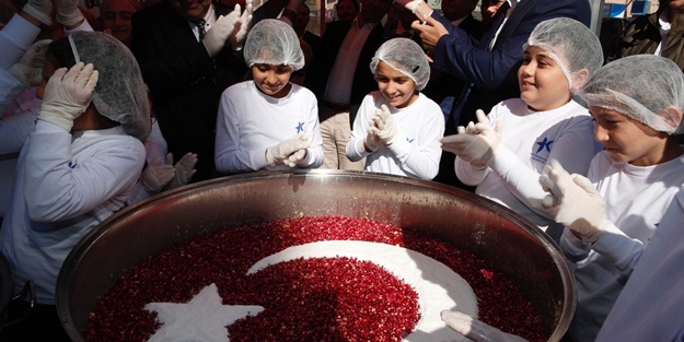 Küçükçekmece'de minik eller aşure dağıttı