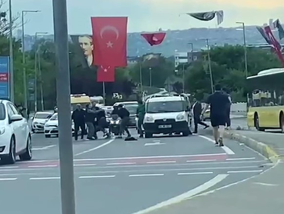 Küçükçekmece'de yol verme kavgası! Motosikletliler sürücüye saldırdı