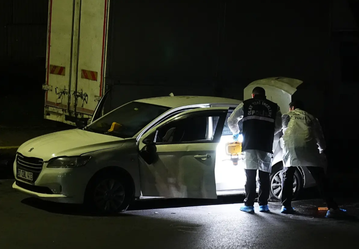 Küçükçekmece'de Nefes Kesen Takip: Polis Uyarı Ateşi Açtı, Şüpheliler Kıskıvrak Yakalandı