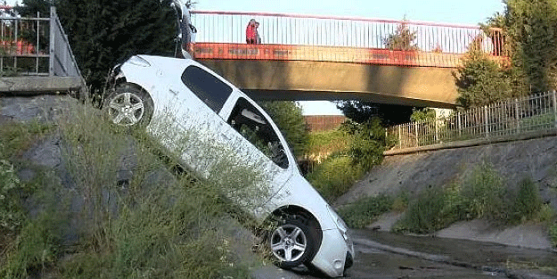 Küçükçekmece'de otomobil dereye düştü