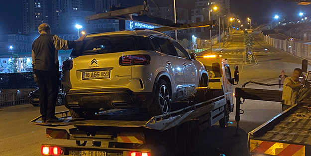 Küçükçekmece'de şantiye alanından geçen araç çukura düştü