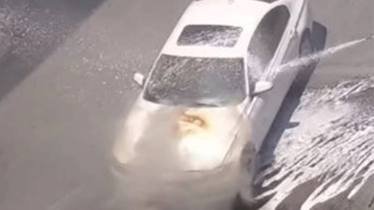 Küçükçekmece'de seyir halindeki araç yanmaya başladı!