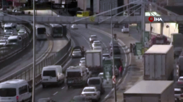 Küçükçekmece’de seyir halindeki otomobil alev aldı, trafik durma noktasına geldi!