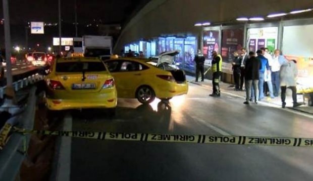 Küçükçekmece'de silahlı çatışma! Polis vurarak durdurdu
