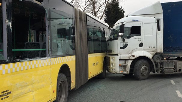 Küçükçekmece’de TIR belediye otobüsüne yandan çarptı, yolcular araçta savruldu