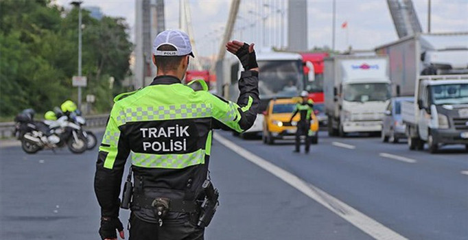 Küçükçekmece’de uyanık sürücüler trafiği birbirine kattı