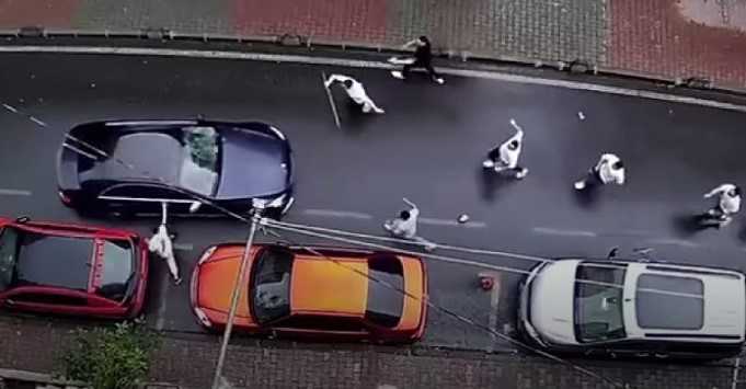 Küçükçekmece'de yabancıları sokak ortasında dövdüler!