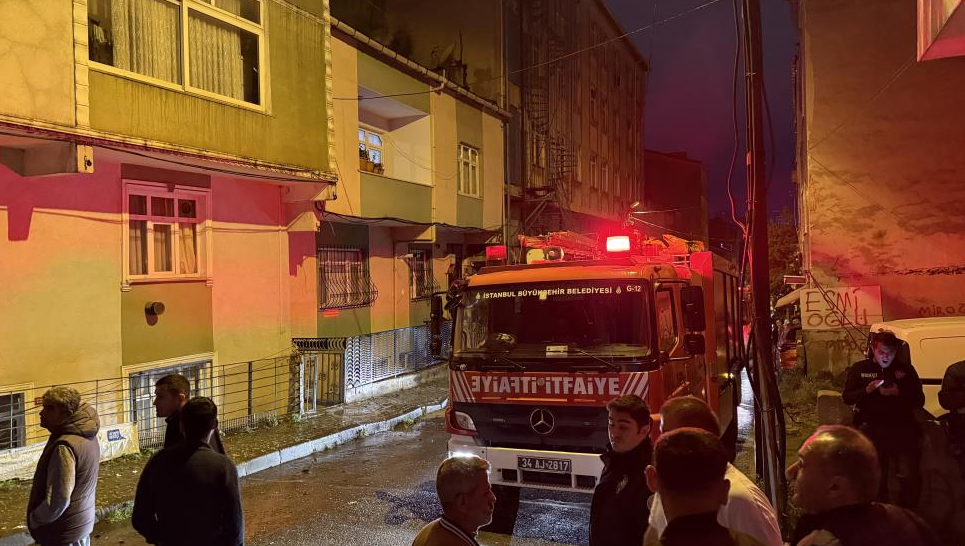 Küçükçekmece'de yangın paniğe neden oldu