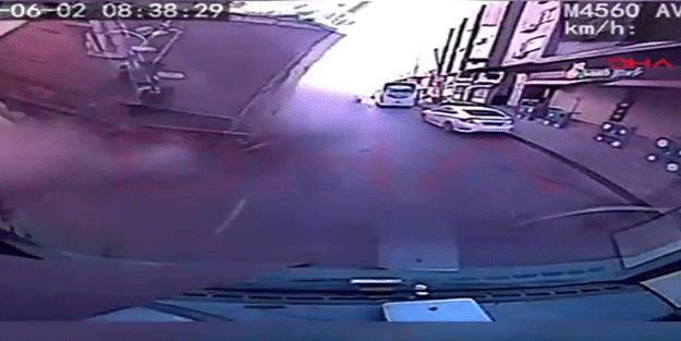 Küçükçekmece'deki binanın yıkılma anı kameraya yansıdı!