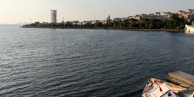 Küçükçekmece'deki esrarengiz kule dikkat çekiyor