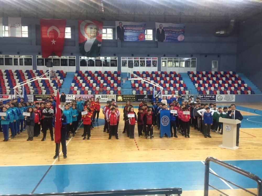 Küçükler hentbol grup müsabakaları 200 sporcunun katılımıyla başladı 