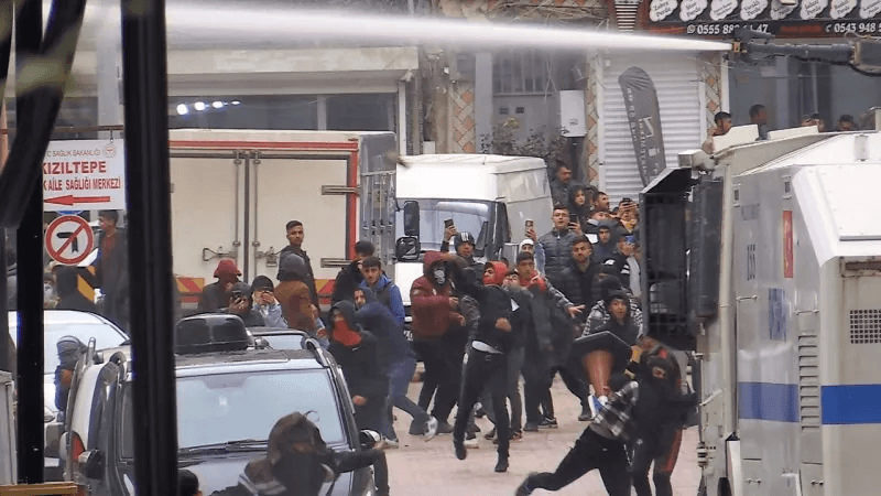 Kudurmuş köpeklerden provokasyon! Polise taşla saldırdılar