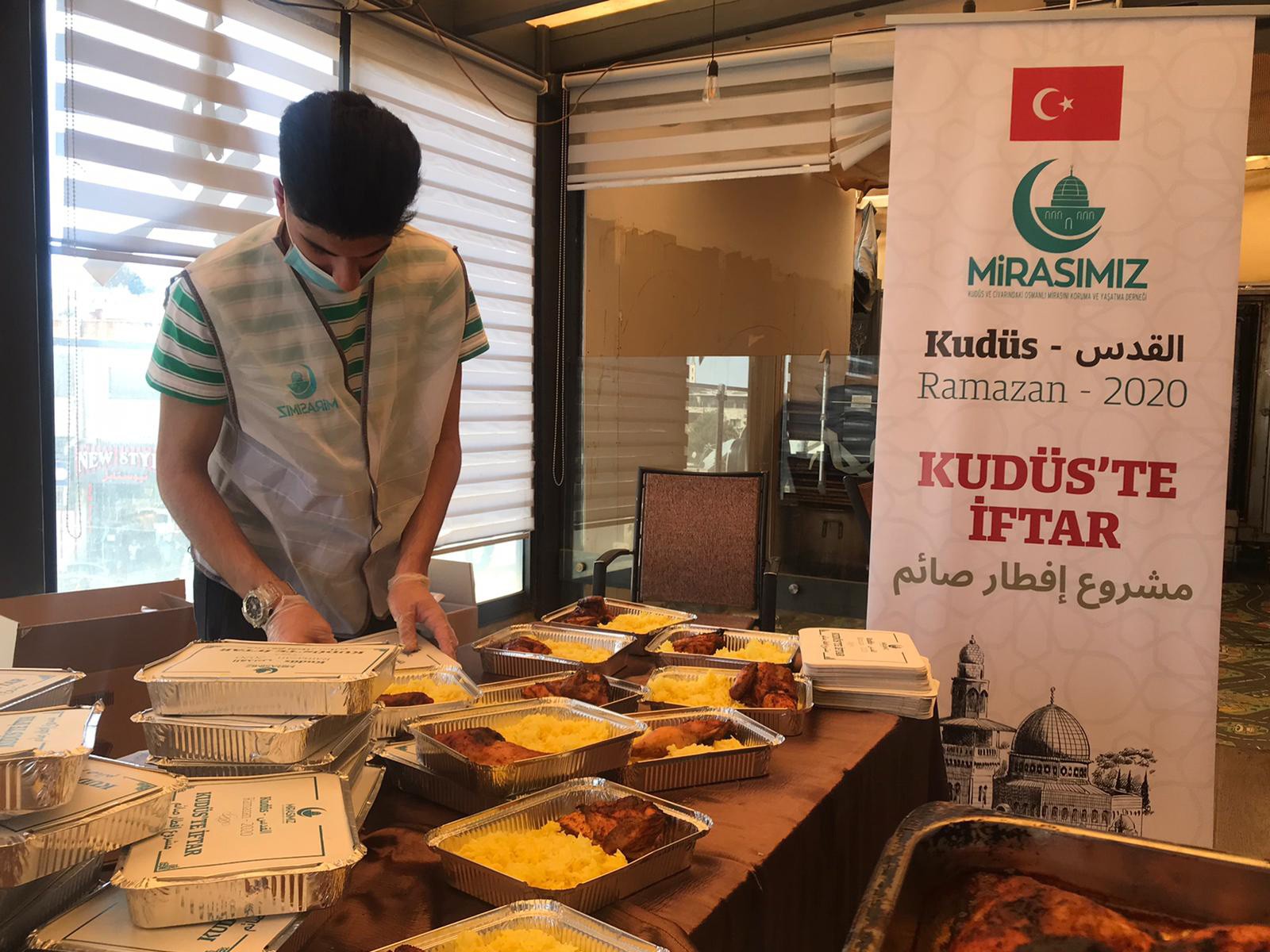 Kudüslüler, Ramazan ayında Türkiye'den giden yardımlarla nefes aldı