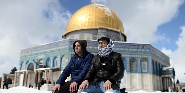 Kudüs'te kar altında Cuma namazı