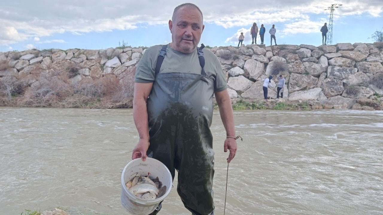 Kufi Çayı’nda eski günler 10 sene sonra geri döndü! Kuraklık geride kaldı kova kova balık tuttular