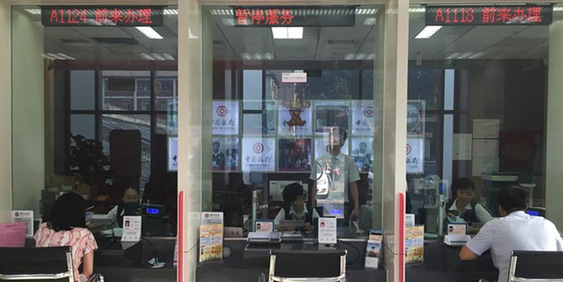 Küflü banknotlarla bankayı uğraştırdı