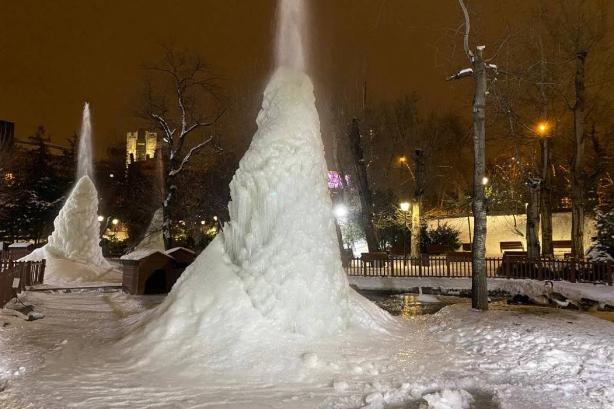 Kuğulu Park'ta 4 metre uzunluğunda buz kütleleri oluştu
