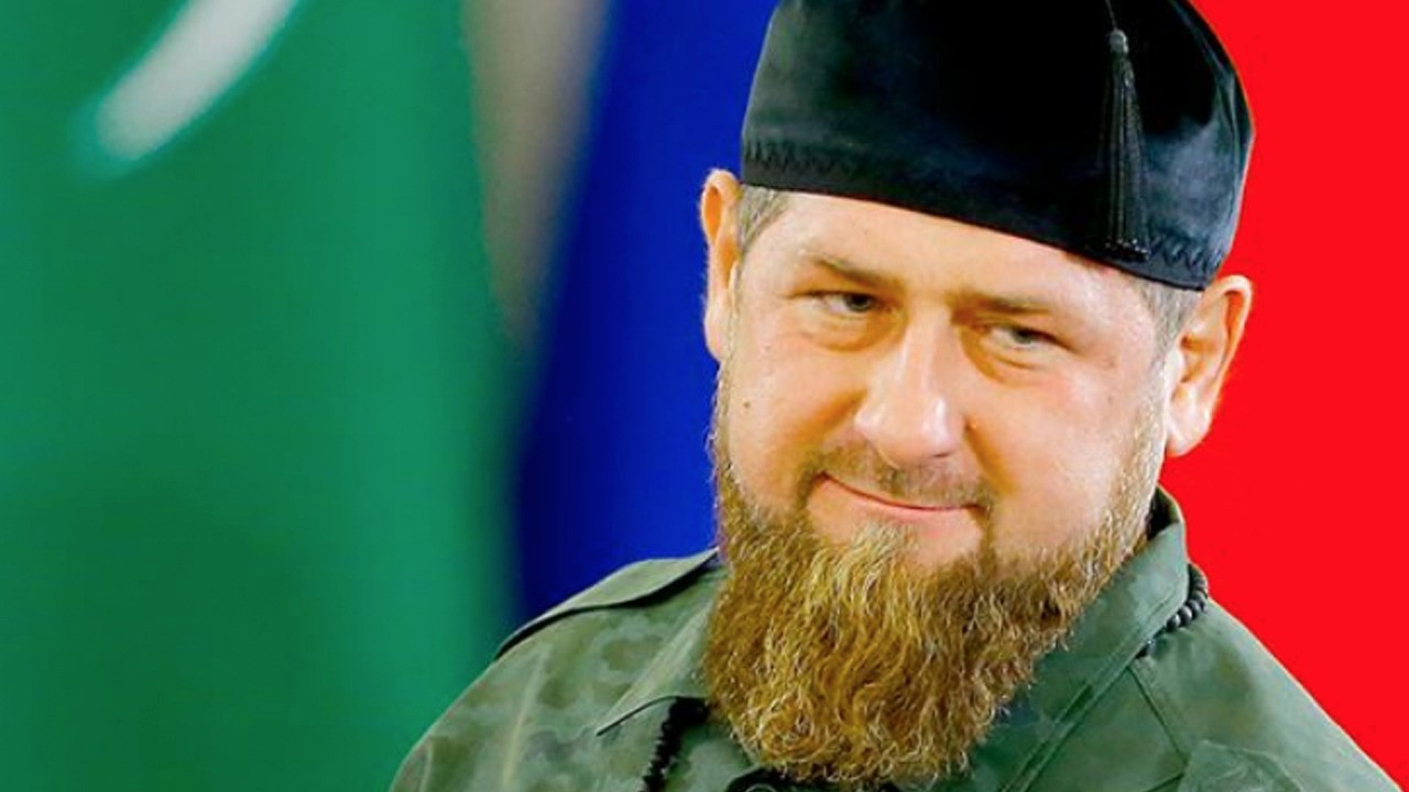 Kukla Kadirov rejimi İsrail'le yarışıyor: Katlettiği gencin cenazesini meydanda sergiliyor!