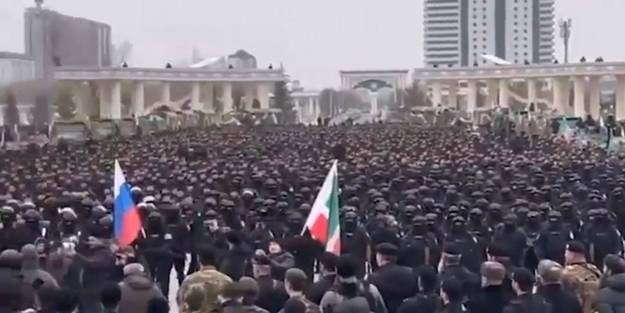 Kukla liderden Putin'e yalakalık! Ukrayna'ya gitmek isteyen askerler başkentte toplandı