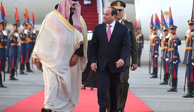 Kukla prenslik darbeci Sisi'yi besliyor!