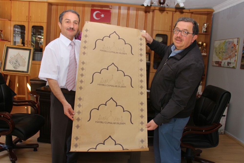 Kula Esnaf Odası’ndan tek kullanımlık seccade desteği 