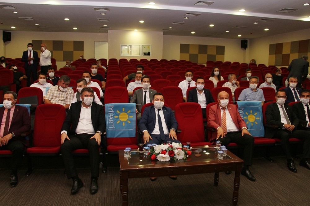 Kula İYİ Parti’de mevcut başkan güven tazeledi 