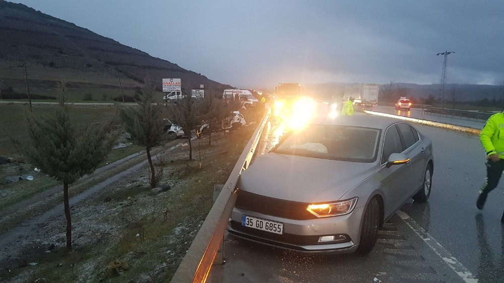 Kula’da 6 araçlı zincirleme trafik kazası: 2 yaralı 