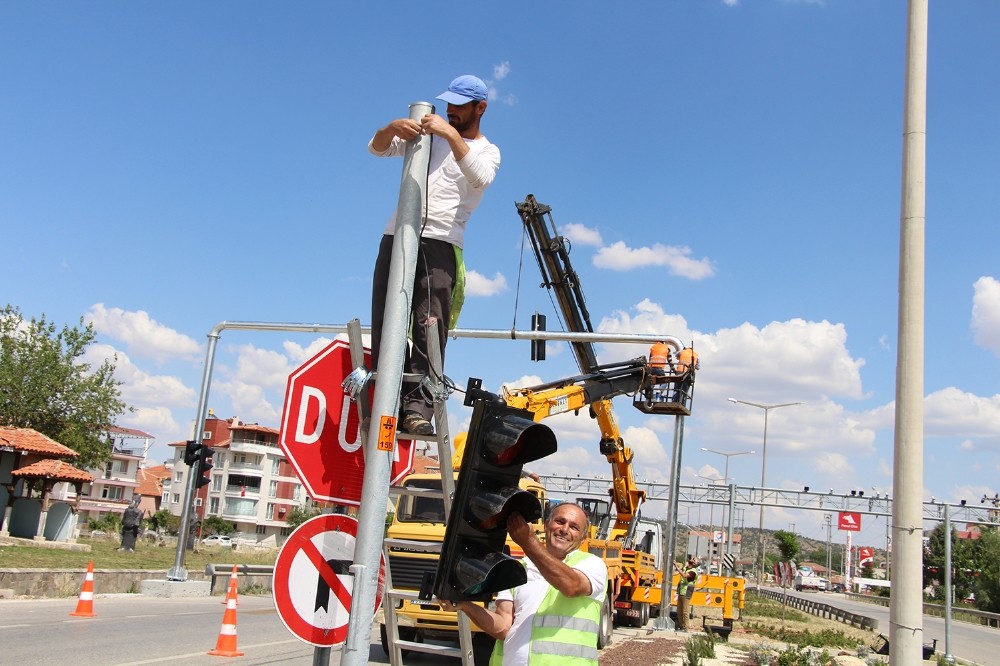 Kula’da ilk sinyalizasyonlu akıllı ışıklandırma Jandarma Kavşağı’na kuruluyor 