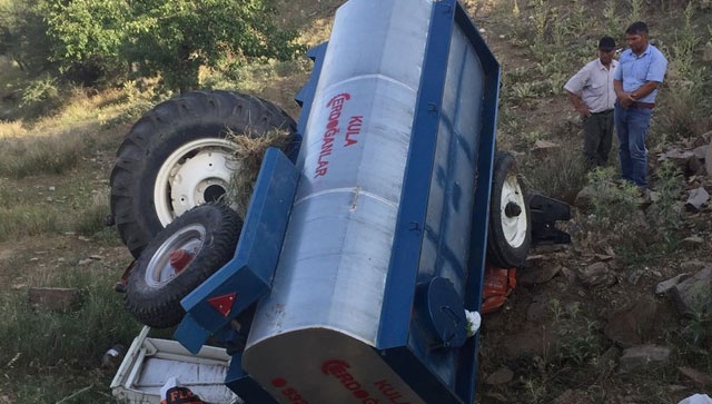 Kula'da traktör devrildi: 1 ölü, 1 yaralı