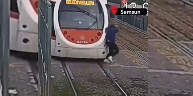 Kulağında kulaklıkla müzik dinlerken fark etmediği tramvay çarptı!