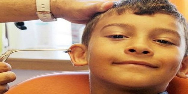 Kulağından örümcek çıktı!