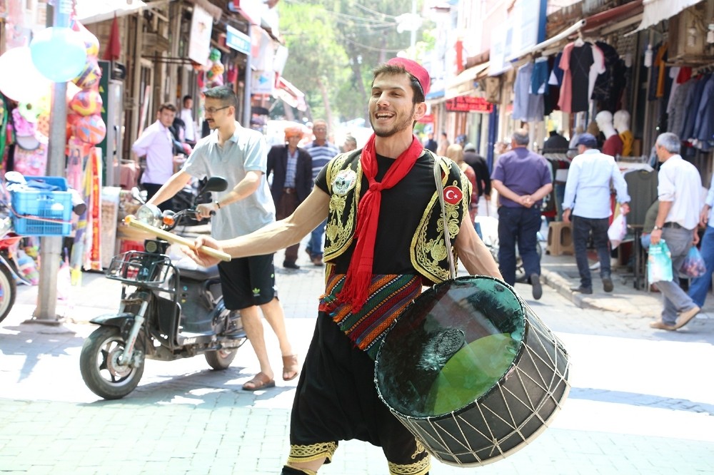 Kulalı gençlere davullu çağrı 