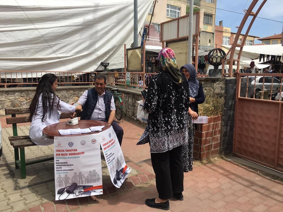 Kulalı sağlıkçılardan vatandaşlara tansiyon bilgilendirmesi 