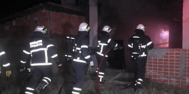 Küle dönen evde, ölen 3 çocuğunun hatıralarını gözyaşlarıyla aradılar