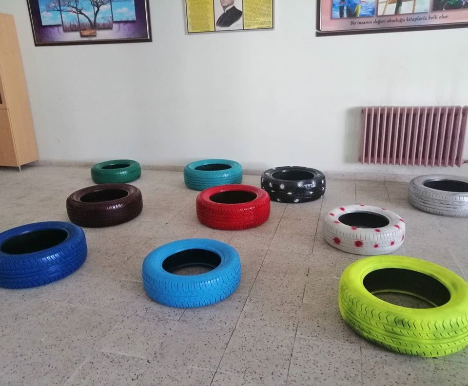 Kullanılmayan araba lastikleriyle kütüphaneyi yeniden tasarladılar 