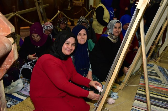 Kullanılmayan giysileri pazar çantasına dönüştürüyorlar