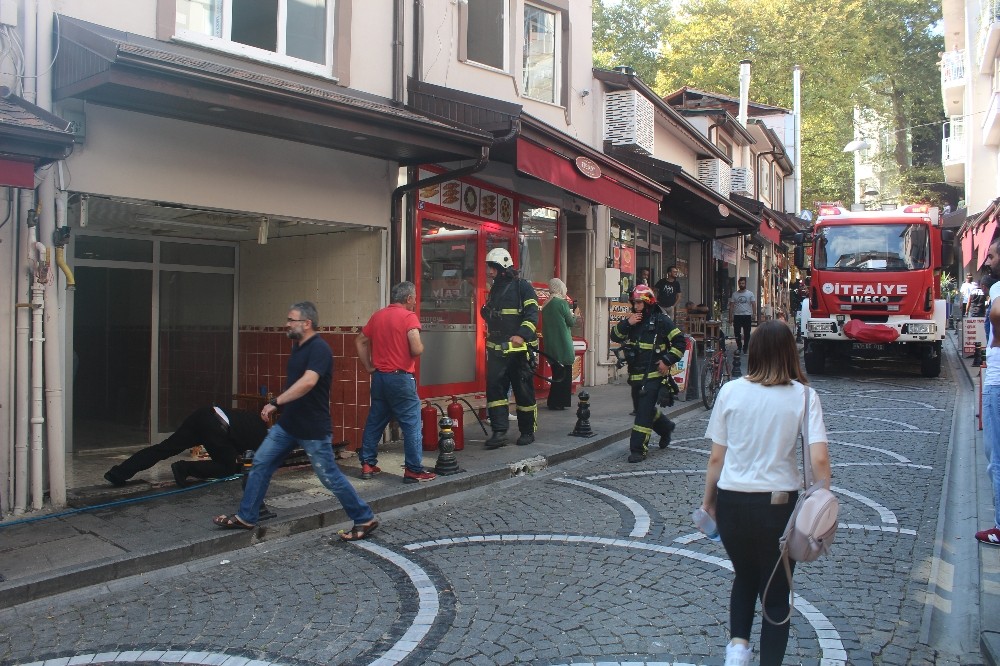 Kullanılmayan iş yerindeki yangın paniğe neden oldu 