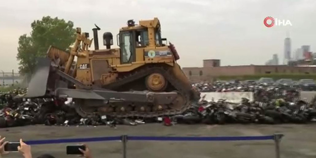Kullanımı yasak araçlar buldozerle kağıt gibi böyle ezildi!